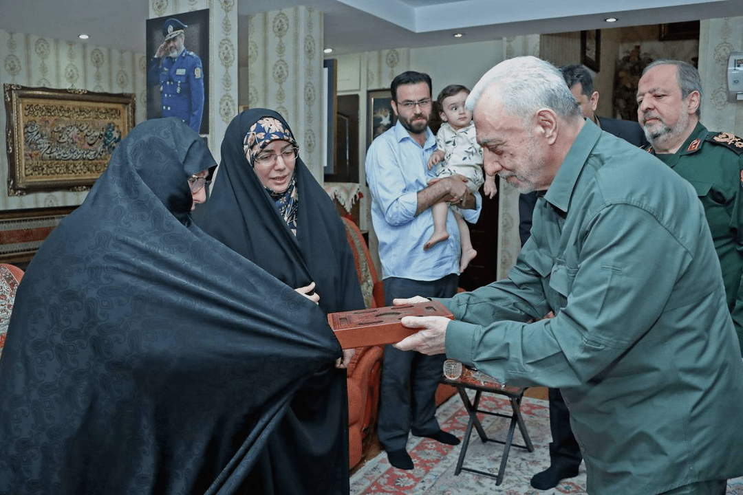 تصاویر حضور وزیر پیشنهادی دفاع در منزل شهید نصیرزاده