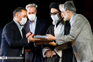 اعطاء نشان درجه هنری توسط غلامعلی حداد عادل هنرمند تبریزی در همایش ملی روز شعر و ادب فارسی و بزرگداشت استاد شهریار.