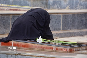 غبارروبی مزار مطهر شهیدان در گلزار شهدای خرم‌آباد