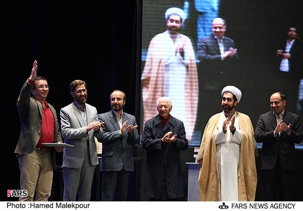 تقدیر از مسعود زنده روح کرمانی در مراسم اختتامیه چهارمین جشنواره هنرهای تجسمی فجر