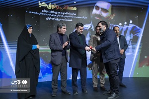 تقدیر از نفرات برگزیده توسط  سیدمحمد هاشمی معاون حقوقی درمراسم اختتامیه بیست و یکمین جشنواره کتاب و رسانه