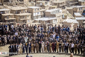 مراسم نوروز روستای تنگیسر
مردم خون گرم و پرتلاش این روستا مانند سایر اهالی کردستان هر ساله نوروز را با حضوری پر شور و گرم جشن گرفته و به پایکوبی و رقص می پردازند.