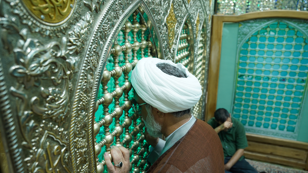 حضور دبیر شورای عالی انقلاب فرهنگی در حرم مطهر حضرت موسی مبرقع (ع)