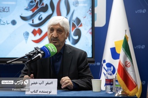 اصغر آب‌خضر نویسنده کتاب «بی چتر زیر باران»  در مورد قصه عملیات آزادسازی جاده اهواز خرمشهر برای حاضران سخنرانی می کند