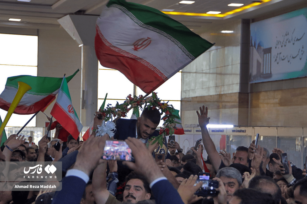استقبال کاکو شیرازی‌ها از غلامرضا فرخی؛ قهرمان کشتی فرنگی جهان