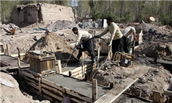 نیروهای جهادی در حال کمک کردن به زلزله زدگان