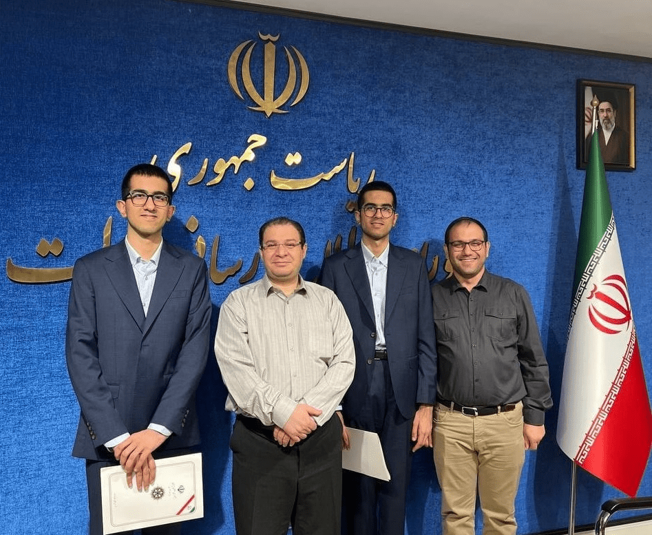 تجلیل از رتبه‌های 3 و 11 کنکور تجربی در دولت