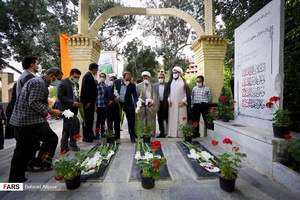 دای احترام خبرنگاران همدان به شهدا