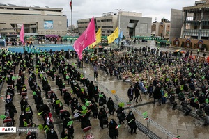  اجتماع بزرگ منتظران ظهور با حضور زائران و مجاوران بارگاه منور رضوی در میدان شهدای مشهد برگزار شد.