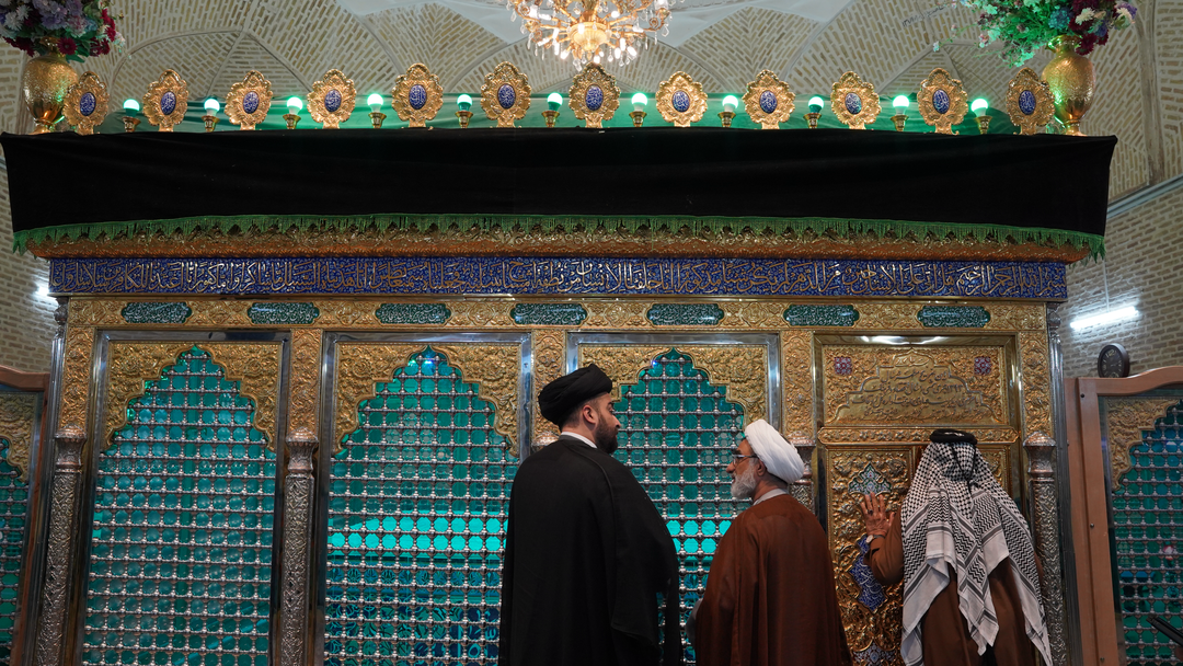 حضور دبیر شورای عالی انقلاب فرهنگی در حرم مطهر حضرت موسی مبرقع (ع)