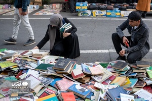 گذرگاه کتاب در پیاده راه انقلاب