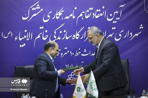 از راست: علیرضا زاکانی شهردار تهران  و سردار سید حسین هوش‌السادات فرمانده قرارگاه سازندگی خاتم الانبیا در مراسم تفاهم نامه ساخت خط ۱۰ مترو تهران