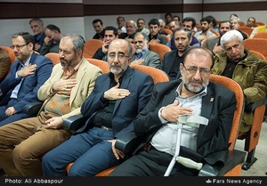 سینه زنی حاضرین در مراسم نکوداشت مرتضی سرهنگی به هنگام مدیحه سرایی سعید حدادیان