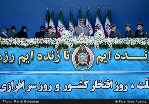 حضور سرلشکر حسن فیروزآبادی رئیس ستاد کل نیروهای مسلح در رژه روز ارتش در جوار حرم ملکوتی امام خمینی(ره)