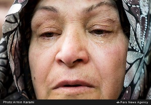 مادر شهید سعید حیدری پس از شنیدن خبر بازگشت پیکر شهیدشان به کشور