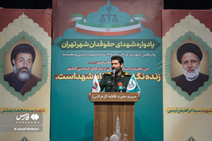 سرتیپ پاسدار حسن‌زاده، فرمانده سپاه محمد رسول‌الله (ص) تهران بزرگ، در حال بیان دیدگاه‌های خود در مراسم.