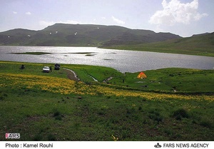 گردشگران در سواحل دریاچه نئور 