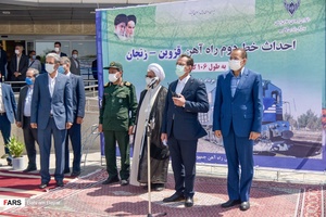 دستور حرکت قطار توسط سعید رسولی مدیرکل راه آهن جمهوری اسلامی ایران در آیین افتتاح خط دوم راه آهن زنجان - قزوین