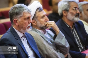 سید عباس صالحی مدیر مسئول روزنامه اطلاعات در آیین رونمایی از کتاب نیم قرن ناکامی