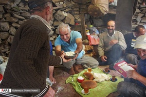 استراحت دامداران در سراي گوسفندي و صرف غذا 