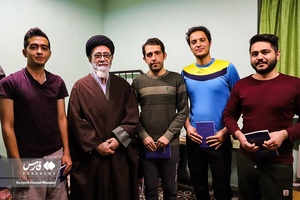 عکس یادگاری دانشجویان با حجت الاسلام والمسلمین سیدمحمدعلی آل هاشم امام جمعه تبریز و نماینده ولی فقیه در آذربایجان شرقی در حضور سرزده ایشان به مناسبت روز دانشجو درخوابگاه دانشجویان دانشگاه تبریز