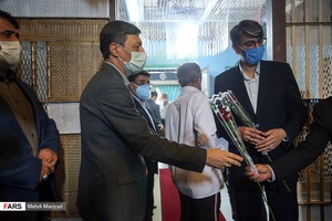 آزادی تعدادی از زندانیان جرایم غیر عمد و جرایم مالی از زندان بزرگ تهران با مشایعت سید پرویز فتاح رئیس بنیاد مستضعفان و مهدی حاجی زاده رئیس سازمان زندان‌ها