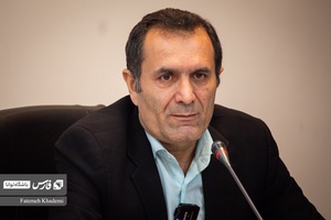 حجت الله نژندی منش استاد حقوق بین الملل دانشگاه علامه طباطبایی درحال صحبت در نشست بررسی ابعاد حقوقی تحریم شرکت های هواپیمایی است