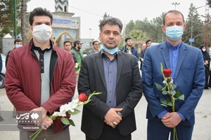 غبارروبی مزار مطهر شهیدان در گلزار شهدای خرم‌آباد