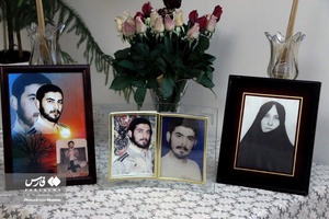 لحظه اعلام خبر شناسایی هویت شهید گمنام به خواهر شهید «حسین علامه»