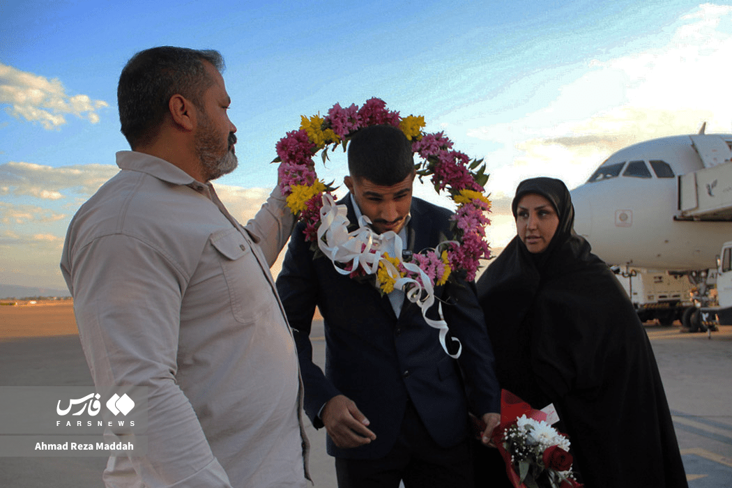 استقبال کاکو شیرازی‌ها از غلامرضا فرخی؛ قهرمان کشتی فرنگی جهان