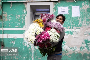 بازار گل محلاتی یکی از مراکز فروش گل و گیاه تهران در آستانه روز مادر «ولادت حضرت زهرا (س)» حال و هوای تازه ای پیدا کرد.
