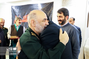 دیدار سردار سرلشکر پاسدار حسین سلامی فرمانده کل سپاه پاسداران با خانواده شهید سید فریدالدین معصومی