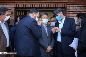 گفت و گوی مهدی حاجی زاده رئیس سازمان زندان‌ها و سید پرویز فتاح رئیس بنیاد مستضعفان پس از پایان مراسم آزادی تعدادی از زندانیان جرایم غیر عمد و جرایم مالی از زندان بزرگ تهران
