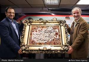 تقدیم لوح یادبود سید نظام‌الدین موسوی مدیر عامل خبرگزاری فارس به مرتضی سرهنگی در پنجاهمین عصرانه ادبی فارس 